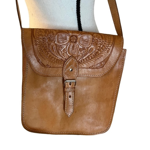 Hand Crafted Tooled Tan Leather Crossbody Saddle Bag Made in Paraguay - Picture 1 of 11